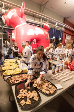 LRF bjuder på snacks innan ishockeymatchen i SHL mellan