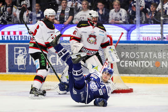 Leksands Jon Knuts faller framför Malmö Redhawks Stefan