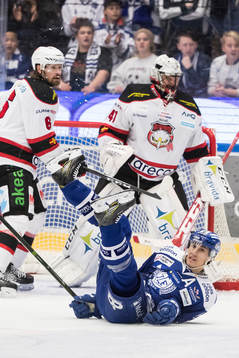 Leksands Jon Knuts faller framför Malmö Redhawks målvakt
