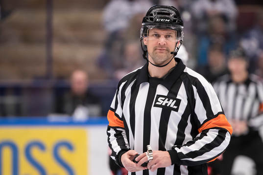 Domare Mikael Nord  i ishockeymatchen i SHL mellan Leksand