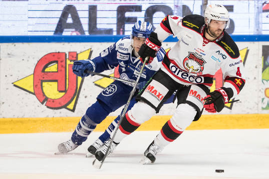 Leksands Jon Knuts jagar Malmö Redhawks Noah Welch  i