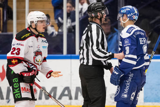 Malmö Redhawks Christoffer Forsberg och Linjedomare Emil