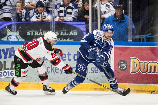 Leksands Joe Piskula och Malmö Redhawks Erik Forssell  i