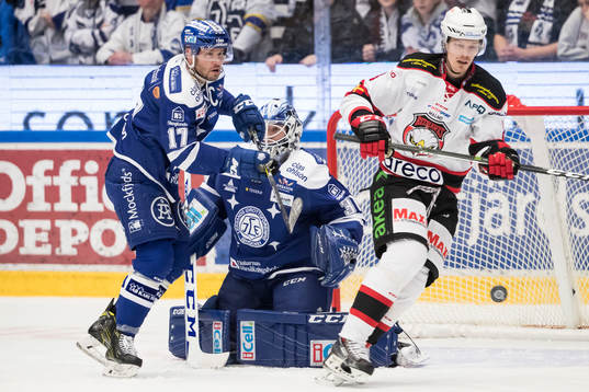 Leksands Jesper Ollas framför Leksands målvakt Henrik
