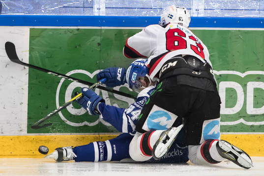 Malmö Redhawks Fredrik Händemark tacklar Leksands Olle