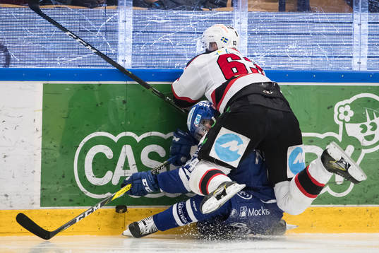 Malmö Redhawks Fredrik Händemark tacklar Leksands Olle