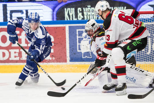 Chans för Leksands Oskar Lang framför Malmö Redhawks