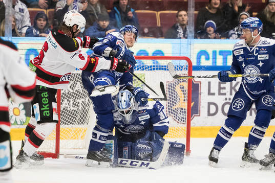 Malmö Redhawks Stefan Warg tacklar Leksands Ben Youds