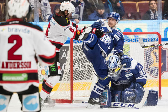 Malmö Redhawks Stefan Warg tacklar Leksands Ben Youds