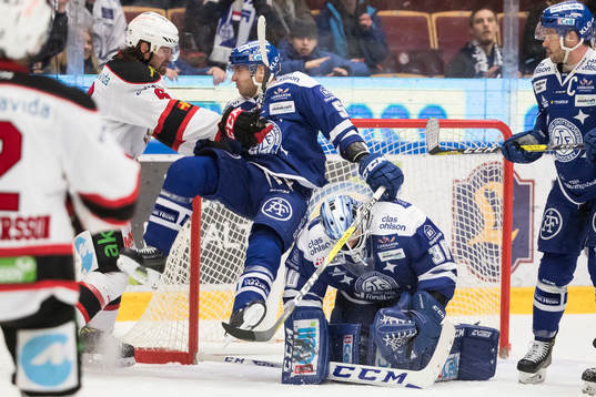 Malmö Redhawks Stefan Warg tacklar Leksands Ben Youds