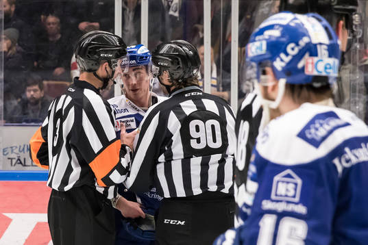 Leksands Tobias Forsberg och Domare Linus Öhlund och