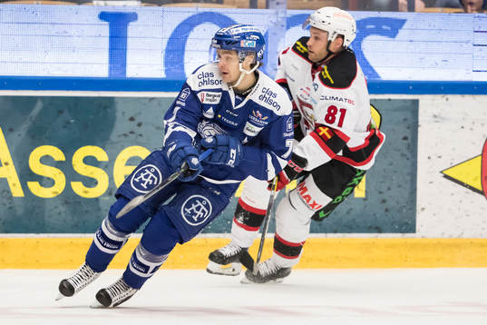 Leksands Johan Olofsson  i ishockeymatchen i SHL mellan