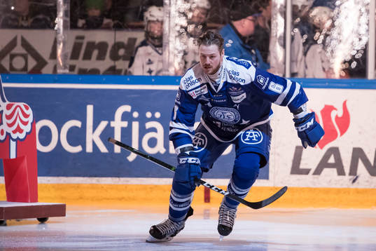 Leksands Joe Piskula gör entre i ishockeymatchen i SHL