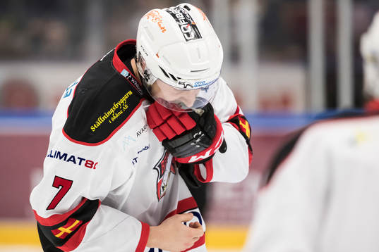 Malmö Redhawks Nils Andersson tar sig för munnen