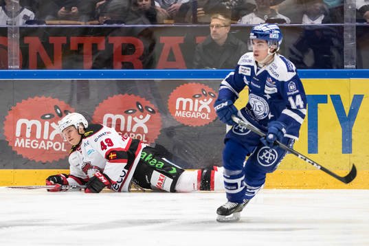 Malmö Redhawks Rhett Rakhshani faller bakom Leksands Oskar