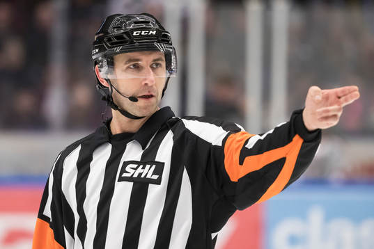 Domare Linus Öhlund  i ishockeymatchen i SHL mellan
