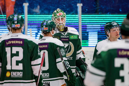 Färjestads målvakt Stefan Steen deppar