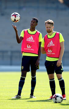 Sveriges Alexander Isak och Jacob Une Larsson