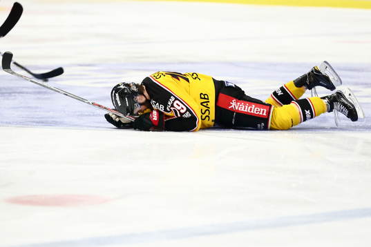 Luleås Jacob Lagacé deppar och ser ut att ha ont