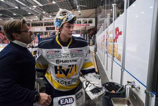s målvakt Fredrik Pettersson-Wentzel  lämnar isen