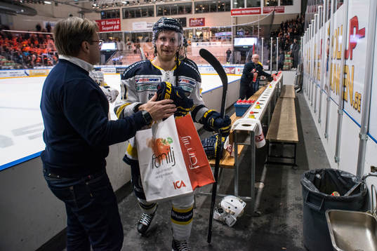 s Mattias Tedenby lämnar isen