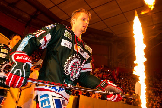 Frölundas Nicklas Lasu på väg in till isen