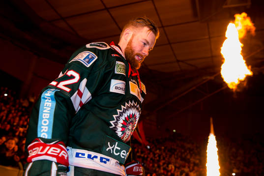 Frölundas Robin Figren på väg in till isen