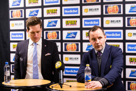 Brynäs tränare Thomas Berglund (h) svarar på frågor