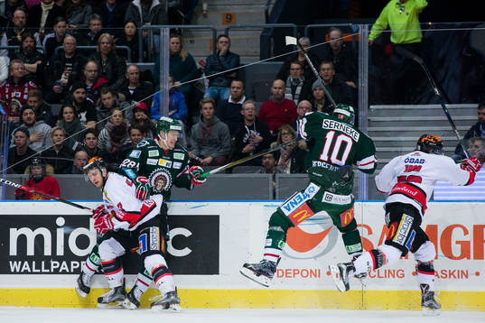 Frölundas Sean Bergenheim tacklar Örebros Michael Haga