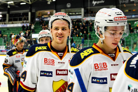 Djurgårdens Daniel Brodin ser glad ut när han lämnar isen
