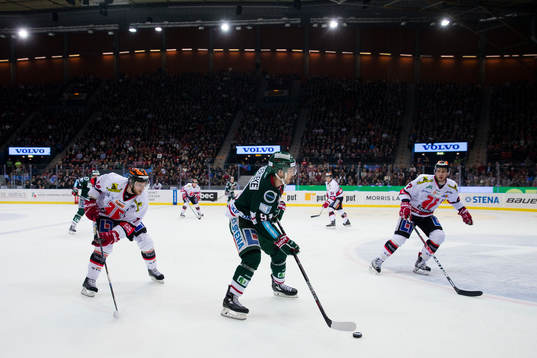Frölundas Casey Wellman mellan Örebros Tom Wandell och