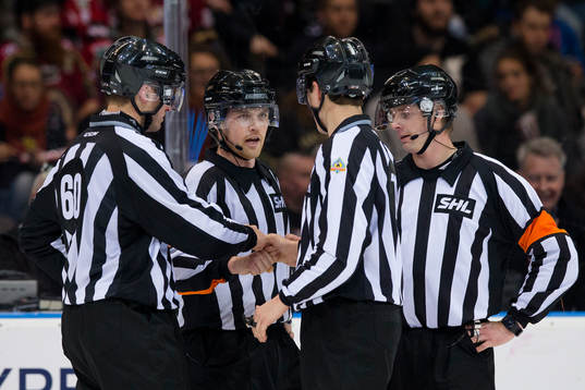 Matchens domare Mikael Andersson, domare Johan Gossas och