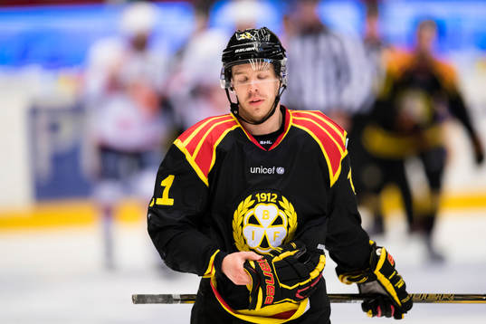 Brynäs Kevin Clark ser deppig ut
