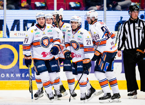 Växjös Robert Rosén (v) gör 0-2 och firar med
