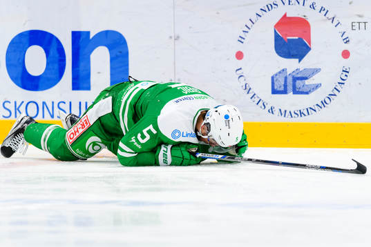 Rögles Alen Bibic tacklas och får ont