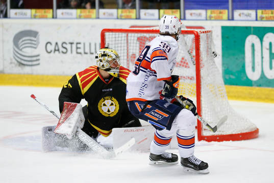 Växjös Calle Rosén gör 1-4 bakom Brynäs målvakt Jonas