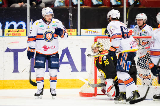 Växjös Robert Rosén (v) gör 0-2 bakom Brynäs målvakt