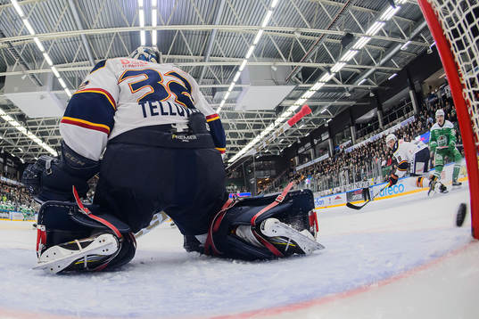 Pucken tar i stolpen och bakom Djurgårdens målvakt Mikael