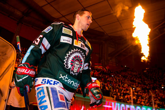 Frölundas Matt Donovan på väg in till isen