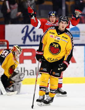 Luleås Bill Sweatt och målvakt Joel Lassinantti deppar