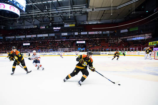 Brynäs Lukas Kilström med puck