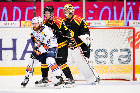 Växjös Liam Reddox oroar framför Brynäs mål