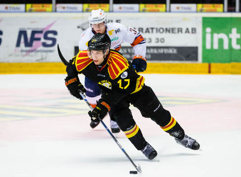 Brynäs Pathrik Westerholm med puck