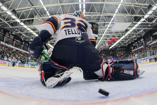 Pucken tar i stolpen och bakom Djurgårdens målvakt Mikael