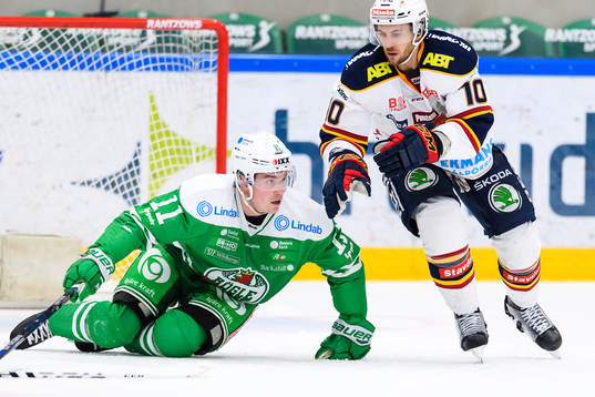 Rögles Bryan Lerg rivs ner framför Djurgårdens målvakt