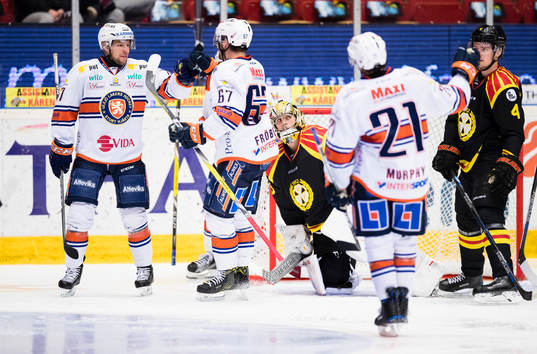 Växjös Robert Rosén (v) firar med Linus Fröberg (m)