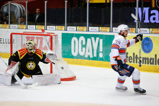 Växjös Calle Rosén gör 1-4 bakom Brynäs målvakt Jonas