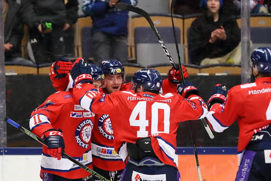 Linköpings Ken Andre Olimb har precis gjort mål 3-1 och