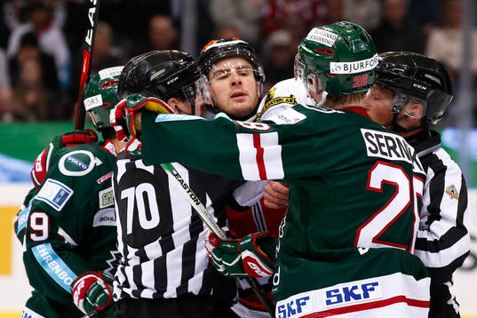 Bråkigt mellan Örebros Alexander Hellström och