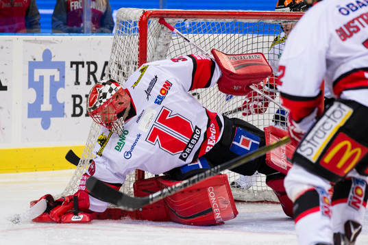Örebros målvakt Julius Hudacek räddar ett skott